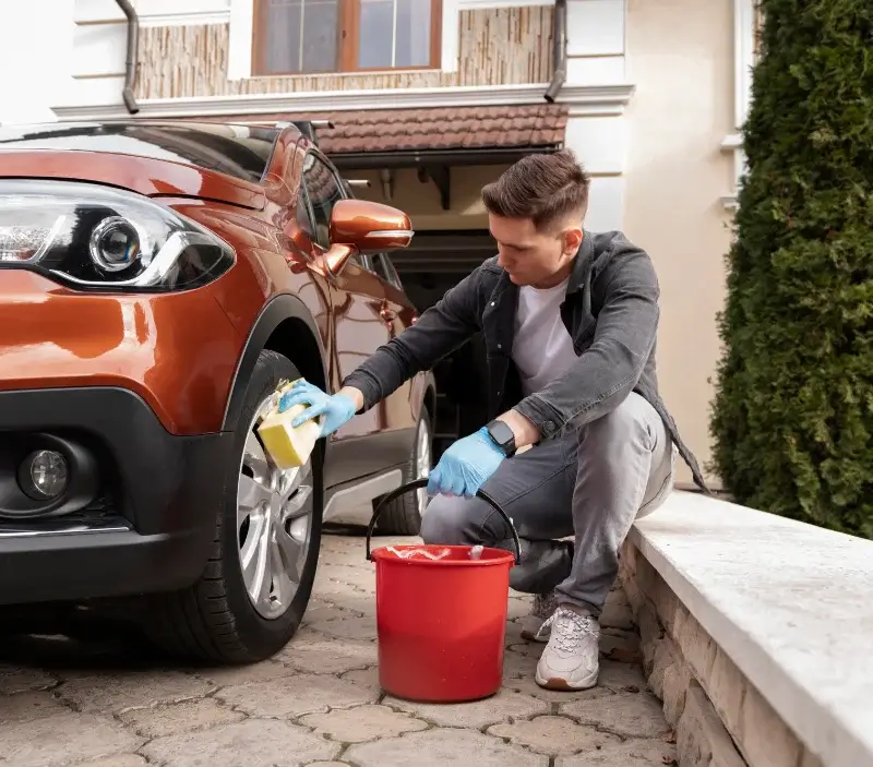 Lavage auto à domicile Juscorps : professionnel intervenant sur un véhicule